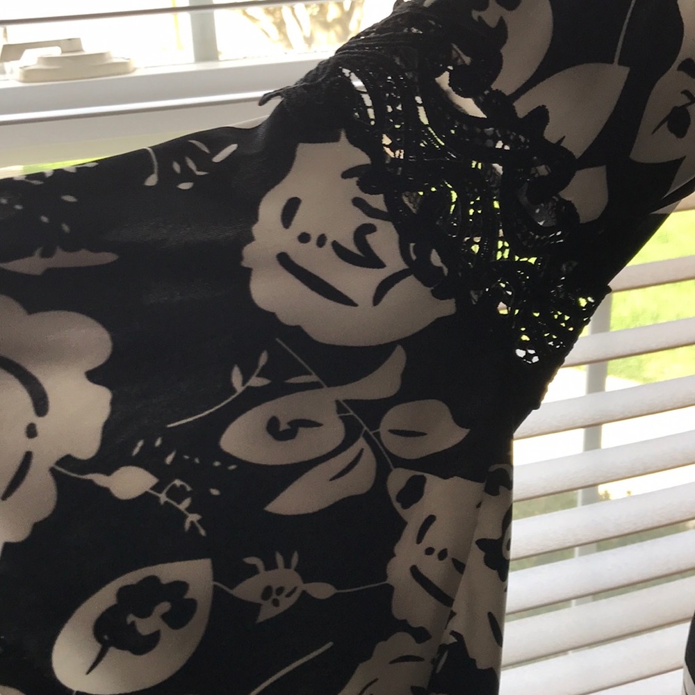 Floral top. - Picture 2 of 3